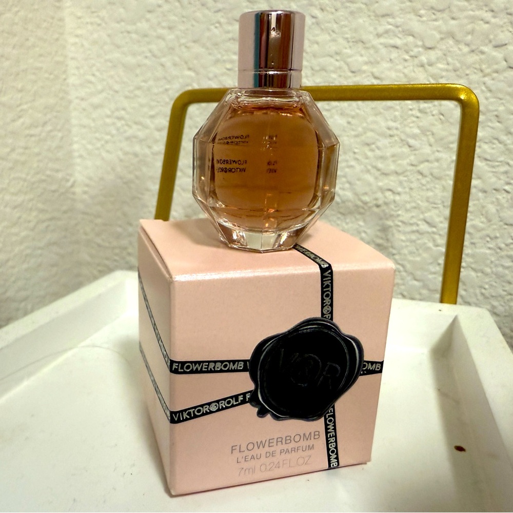 VIKTOR & ROLF FLOWER BOMB EAU DE PERFUME  7ml (0.24 FL Oz) TRAVEL SIZE.